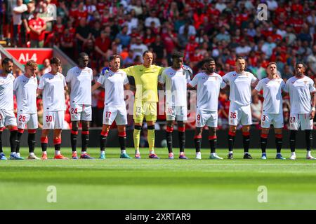 Liverpool, Regno Unito. 11 agosto 2024. I giocatori del Siviglia stanno insieme durante un minuto di silenzio in memoria dell'attacco del Southport durante l'amichevole pre-stagione tra Liverpool FC e Sevilla FC ad Anfield, Liverpool, Inghilterra, Regno Unito l'11 agosto 2024 Credit: Every Second Media/Alamy Live News Foto Stock