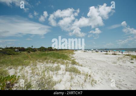 Ampia vista sul Fort DeSoto Park nella contea di Pinellas, Florida. Affacciato sul mare, l'avena e la spiaggia sabbiosa con gente che si dirige verso il Golfo del Messico. Sole Foto Stock
