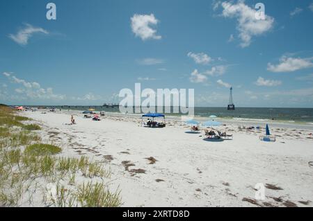 Ampia vista sul Fort DeSoto Park nella contea di Pinellas, Florida. Affacciato sul mare, l'avena e la spiaggia sabbiosa con gente che si dirige verso il Golfo del Messico. Sole Foto Stock