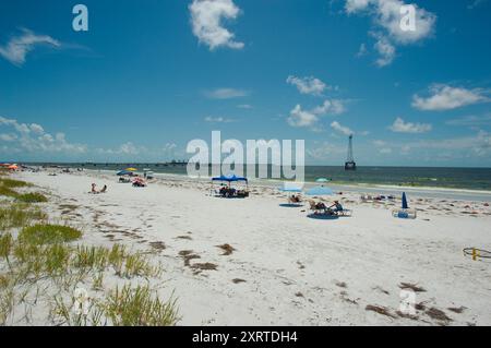 Ampia vista sul Fort DeSoto Park nella contea di Pinellas, Florida. Affacciato sul mare, l'avena e la spiaggia sabbiosa con gente che si dirige verso il Golfo del Messico. Sole Foto Stock