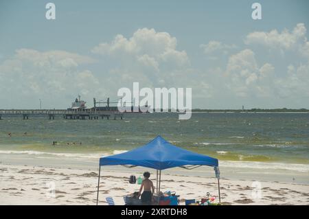 Ampia vista sul Fort DeSoto Park nella contea di Pinellas, Florida. Guardando oltre il mare verso una nave cargo che lascia Tampa Bay con un carico mentre passa Foto Stock