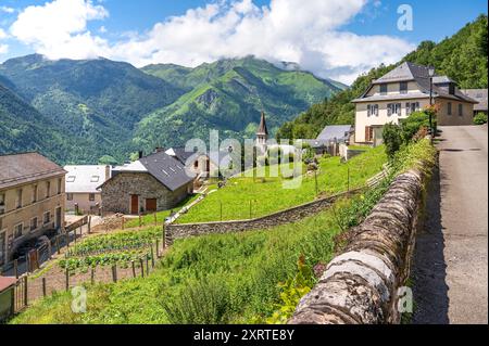 Il villaggio rurale di AAS nella valle di Ossau del Béarn nei Pirenei occidentali. Foto Stock