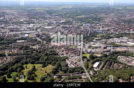 Vista aerea dello skyline della città di Bolton da est guardando verso ovest lungo la A579 Bury New Road da Over Tonge Cemetery, Lancashire, Regno Unito Foto Stock