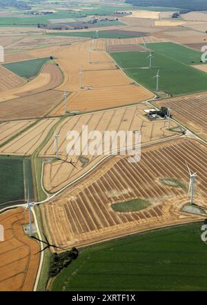 Vista aerea di due linee di turbine eoliche nella zona di Twin Rivers a sud-est di Goole Foto Stock