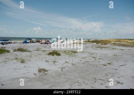 Ampia vista sul Fort DeSoto Park nella contea di Pinellas, Florida. Affacciato sul mare, l'avena e la spiaggia sabbiosa con gente che si dirige verso il Golfo del Messico. Sole Foto Stock
