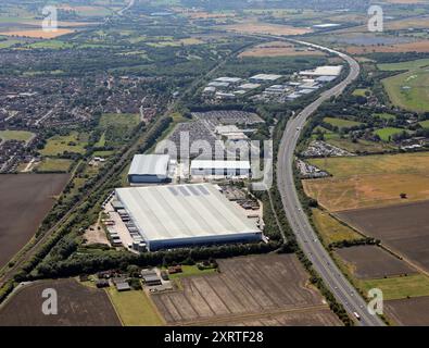 Veduta aerea dello svincolo 6 della M18 con varie unità logistiche e fabbriche ecc. e del Capitol Park a Thorne vicino a Doncaster, Regno Unito Foto Stock