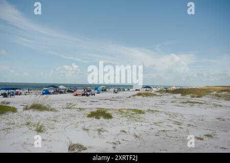 Ampia vista sul Fort DeSoto Park nella contea di Pinellas, Florida. Affacciato sul mare, l'avena e la spiaggia sabbiosa con gente che si dirige verso il Golfo del Messico. Sole Foto Stock