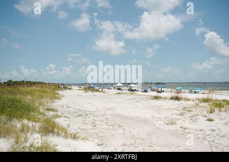 Ampia vista sul Fort DeSoto Park nella contea di Pinellas, Florida. Affacciato sul mare, l'avena e la spiaggia sabbiosa con gente che si dirige verso il Golfo del Messico. Sole Foto Stock