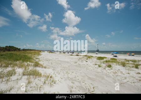 Ampia vista sul Fort DeSoto Park nella contea di Pinellas, Florida. Affacciato sul mare, l'avena e la spiaggia sabbiosa con gente che si dirige verso il Golfo del Messico. Sole Foto Stock