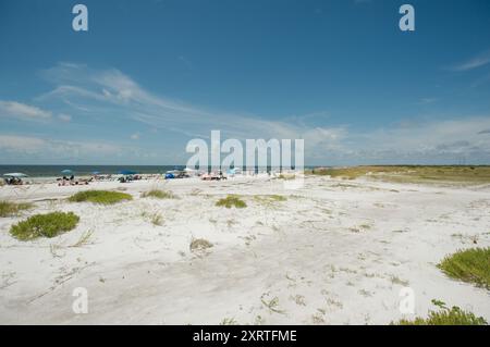 Ampia vista sul Fort DeSoto Park nella contea di Pinellas, Florida. Affacciato sul mare, l'avena e la spiaggia sabbiosa con gente che si dirige verso il Golfo del Messico. Sole Foto Stock