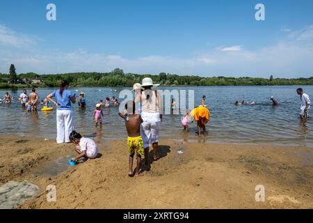 Londra, Regno Unito. 12 agosto 2024. Meteo nel Regno Unito - le persone godono del sole al Ruislip Lido, a nord-ovest di Londra, in quello che si prevede sia il giorno più caldo dell'anno con temperature superiori a 30C.. Crediti: Stephen Chung / Alamy Live News Foto Stock