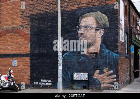 Una vista generale (GV) del Klopp Art Wall dell'artista di graffiti Akse in Jamaica Street nel Baltic Triangle, Liverpool, Gran Bretagna. Il murale rende omaggio Foto Stock