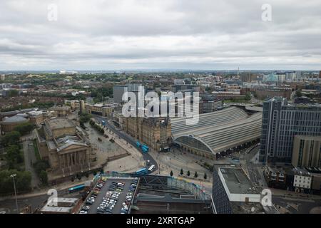 Una vista generale (GV) del quartiere di St George vista dalla St Johns Beacon Viewing Gallery di Liverpool, in Gran Bretagna. Immagine scattata il 5 agosto 2024. © Belinda Foto Stock