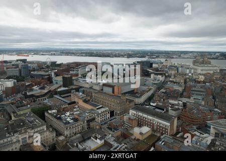 Una vista generale (GV) di Liverpool e del fiume Mersey vista dalla St Johns Beacon Viewing Gallery, che mostra i monumenti storici, tra cui la ruota di Liverpool, Roy Foto Stock