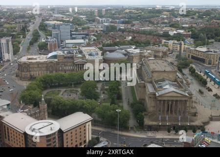 Una vista generale (GV) del quartiere di St George vista dalla St Johns Beacon Viewing Gallery di Liverpool, in Gran Bretagna. Immagine scattata il 5 agosto 2024. © Belinda Foto Stock