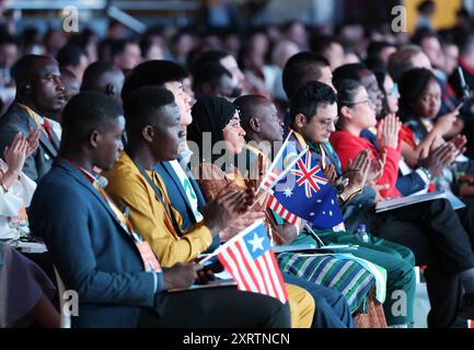 (240812) -- PECHINO, 12 agosto 2024 (Xinhua) -- i rappresentanti della gioventù partecipano alla cerimonia di apertura del Forum mondiale 2024 per lo sviluppo della gioventù a Pechino, capitale della Cina, 12 agosto 2024. Il Forum mondiale per lo sviluppo della gioventù 2024 si è aperto a Pechino lunedì, con più di 2.000 giovani provenienti da oltre 130 paesi e 20 organizzazioni internazionali che partecipano sia online che in loco. Lunedì segna la giornata internazionale della gioventù. Più di 500 giovani leader e rappresentanti dei giovani si sono riuniti qui per la cerimonia di apertura del forum e la riunione plenaria. (Xinhua/Zhang Chenlin) Foto Stock