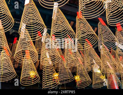 Bastoncini di incenso a spirale, pagoda Thien Hau, Chinatown di Saigon, città di ho chi Minh, Vietnam Foto Stock