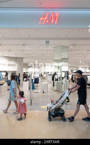 H&M Store, 28 luglio 2024: Una filiale del rivenditore di moda H&M presso il centro commerciale Starfield Hanam ad Hanam, a est di Seoul, Corea del Sud. Crediti: Lee Jae-won/AFLO/Alamy Live News Foto Stock