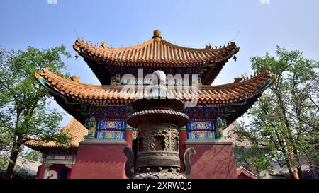 Tempio Yonghe del buddismo tibetano nel distretto di Dongcheng a Pechino, Cina, il 21 aprile 2024 Foto Stock