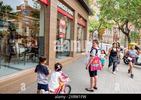 Barcellona Spagna, Catalogna Catalunya, Carrer de Cartagena Horta-Guinardo, fast food Burger King, ristorante all'aperto, mamma e bambino Foto Stock