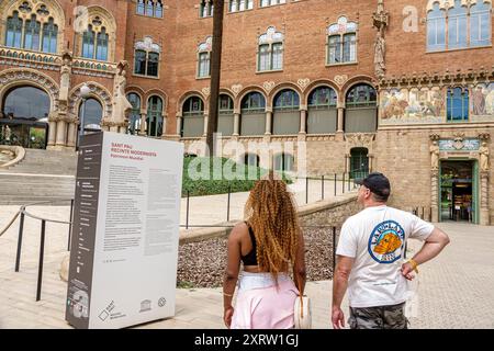 Barcellona Spagna, Catalogna Catalunya, El Guinardo, Recinte Modernista de Sant Pau, storico complesso del padiglione Hospital de la Santa Creu, modalità catalana Foto Stock