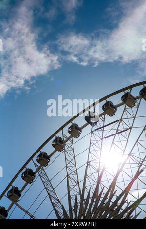 Guardando in alto le cialde di una grande ruota panoramica di Albert Dock, Liverpool, Regno Unito. Foto Stock