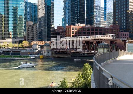 Linea marrone elevato treno che passa attraverso il centro di Chicago sul lago Stret bridge. Foto Stock