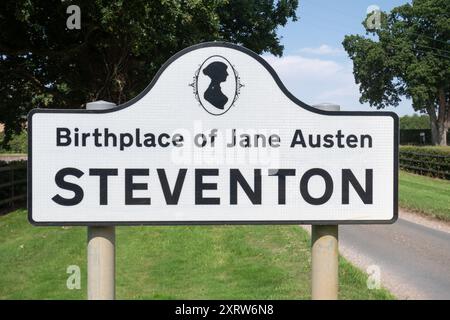 Cartello stradale per Steventon Village, luogo di nascita di Jane Austen, Hampshire, Inghilterra, Regno Unito Foto Stock