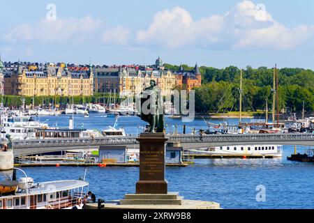 Vista elevata della statua del re Gustavo III sullo sfondo degli edifici residenziali di Strandvägen, Östermalm, Stoccolma. Svezia. Foto Stock