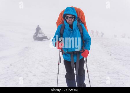 Elbrus, Russia - 31 luglio 2024: Gli alpinisti si arrampicano sulla neve in nuvola Foto Stock