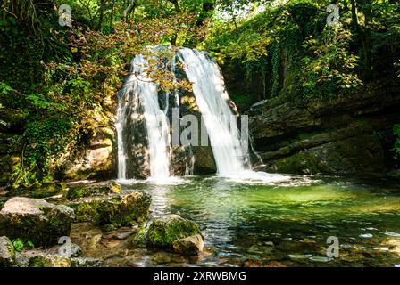 Cascata Janet Foss a Malham, nel Parco nazionale delle valli dello Yorkshire. Foto Stock