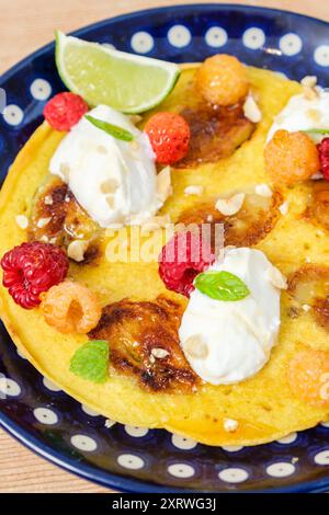 Pancake fatti in casa con panna fresca e frutta fresca. Foto Stock