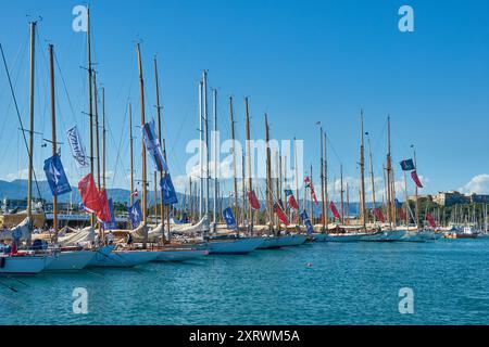 Les Voiles d'Antibes 2024, la regata classica di yacht ad Antibes, nel sud della Francia. Foto Stock