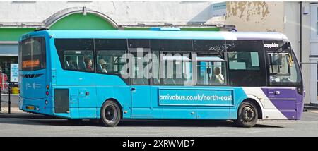 Blue and Purple arriva North East, autobus e autista a un piano per il trasporto pubblico, che fa una pausa alla fermata di Sedgefield County Durham, Inghilterra, Regno Unito Foto Stock