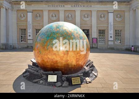 Un'idea fantasiosa per incoraggiare l'interesse e l'entusiasmo del pubblico delle Olimpiadi del 2012 con un colpo di grandi dimensioni che mette sculture in atterraggio sul marciapiede a Discover Greenwich UK Foto Stock