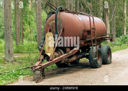 Un carro armato arrugginito, un aspirapolvere, rimane immobile in una foresta serena Foto Stock