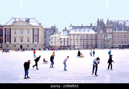 L'AIA, OLANDA-11 FEBBRAIO 2021: Pattinaggio di persone presso l'Hofvijver, Court Pond, di fronte al Binnenhof, situato nel centro della città di l'Aia, N Foto Stock