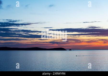 Tramonto sull'isola di Ons in Galizia, Spagna, visto dall'alto. Quest'isola è stata designata area di protezione speciale per gli uccelli nel 2001 da Foto Stock