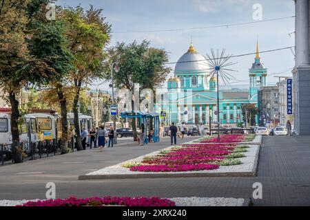 I fiori per le strade che portano alla cattedrale di nostra Signora del segno, una chiesa cristiana nella regione di Kursk, nella Russia occidentale. Foto Stock