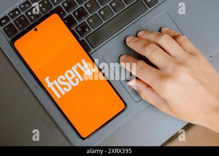 Paraguay. 12 agosto 2024. In questa immagine, il logo Fiserv viene visualizzato sullo schermo di uno smartphone. Credito: SOPA Images Limited/Alamy Live News Foto Stock