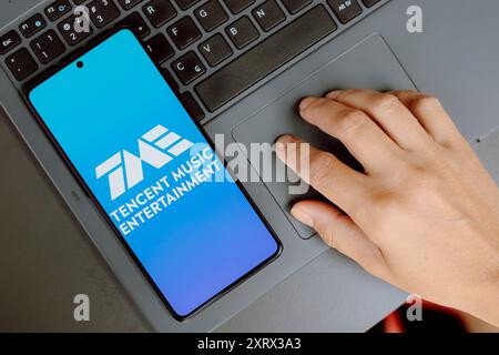 Paraguay. 12 agosto 2024. In questa immagine, il logo Tencent Music Entertainment Group viene visualizzato sullo schermo di uno smartphone. Credito: SOPA Images Limited/Alamy Live News Foto Stock