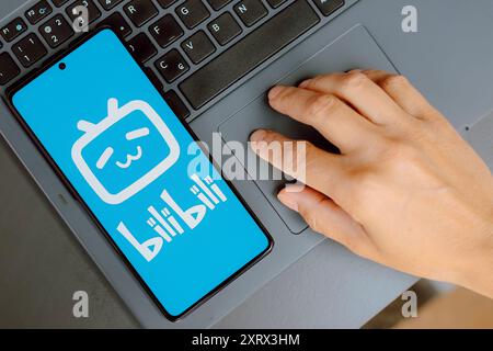 Paraguay. 12 agosto 2024. In questa immagine, il logo bilibili viene visualizzato sullo schermo di uno smartphone. Credito: SOPA Images Limited/Alamy Live News Foto Stock