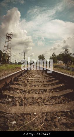 Binari ferroviari che si estendono a sinistra. La ferrovia che va in lontananza Foto Stock