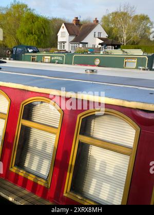 L'area intorno a Sandford Lock Over the Tamigi è un luogo molto apprezzato da chi pratica jogging, escursionisti, appassionati di cani e molti altri che frequentano le fantastiche passeggiate in questa zona. Un nuovo panettiere artigianale che offre pane a pasta madre di prima qualità è ora un'attrazione locale... Qui vediamo case galleggianti ormeggiate appena a monte della chiusa, presto in una bella giornata di primavera. Sto andando a prendere il pane... Foto Stock