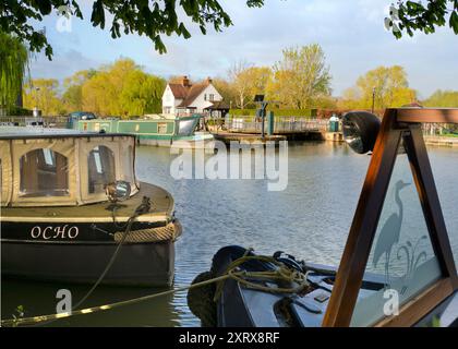 L'area intorno a Sandford Lock Over the Tamigi è un luogo molto apprezzato da chi pratica jogging, escursionisti, appassionati di cani e molti altri che frequentano le fantastiche passeggiate in questa zona. Un nuovo panettiere artigianale che offre pane a pasta madre di prima qualità è ora un'attrazione locale... Qui vediamo case galleggianti ormeggiate appena a monte della chiusa, presto in una bella giornata di primavera. Sto andando a prendere il pane... Foto Stock