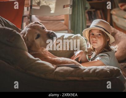 Graziosa ragazza con Labrador Retriever in the House, migliori amici, in the House Foto Stock