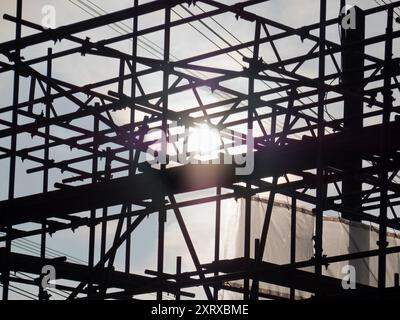 Ponteggi e teloni - in un cantiere per una nuova fabbrica nella Sandford Industrial Estate - creano queste strane e astratte geometrie. Foto Stock