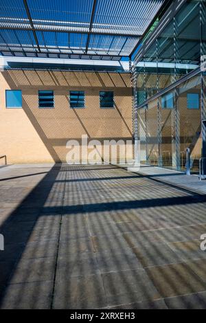 Questo è il cortile d'ingresso della Saad Business School di Oxford. Oxford Sad (o SBS) è la scuola di economia dell'Università di Oxford. Fondata nel 2001, è molto più recente della maggior parte dei college di Oxford, molti dei quali risalgono al medioevo o ai tempi dei Tudor. Foto Stock