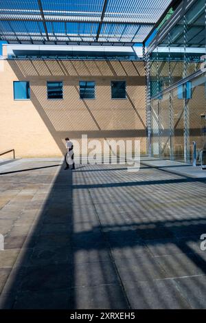 Questo è il cortile d'ingresso della Saad Business School di Oxford. Oxford Sad (o SBS) è la scuola di economia dell'Università di Oxford. Fondata nel 2001, è molto più recente della maggior parte dei college di Oxford, molti dei quali risalgono al medioevo o ai tempi dei Tudor. Foto Stock