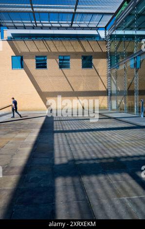 Questo è il cortile d'ingresso della Saad Business School di Oxford. Oxford Sad (o SBS) è la scuola di economia dell'Università di Oxford. Fondata nel 2001, è molto più recente della maggior parte dei college di Oxford, molti dei quali risalgono al medioevo o ai tempi dei Tudor. Foto Stock